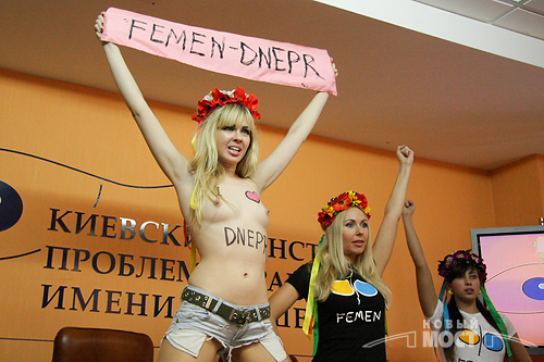FEMEN: «Дороги Днепропетровска накрылись»
Фото: Надежда Гайворонская с сайта ИА Новый Мост. 