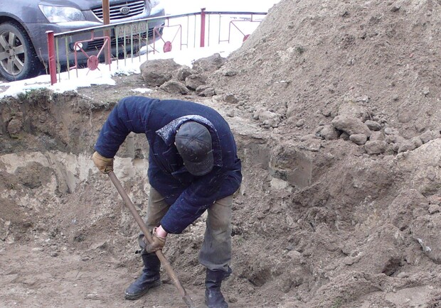 Рабочие продолжают раскапывать трубы.
Фото Сергея Соловьева.