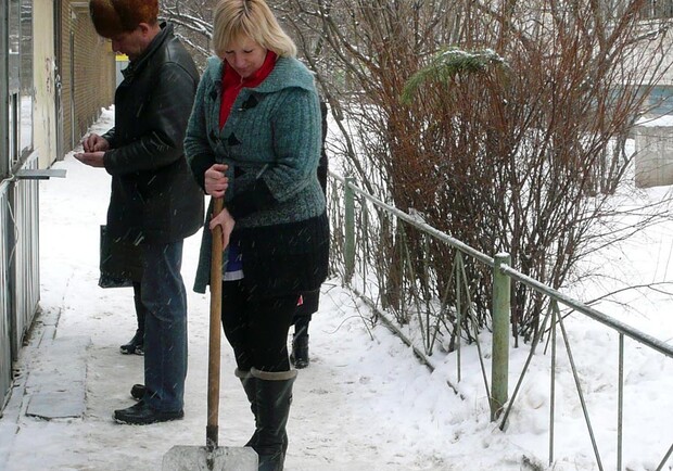 Почетная, не оплачиваемая, обязанность - убирать снег. Фото автора