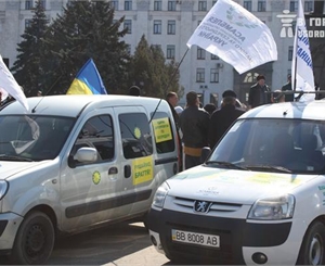 Флаги и наклейки пришлось снять. Фото vgorode.ua