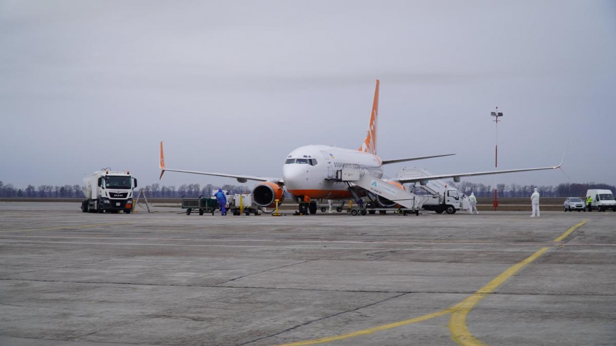 Новость - События - Эвакуация из Китая: самолет с гражданами Украины приземлился в Харькове. Фото, видео
