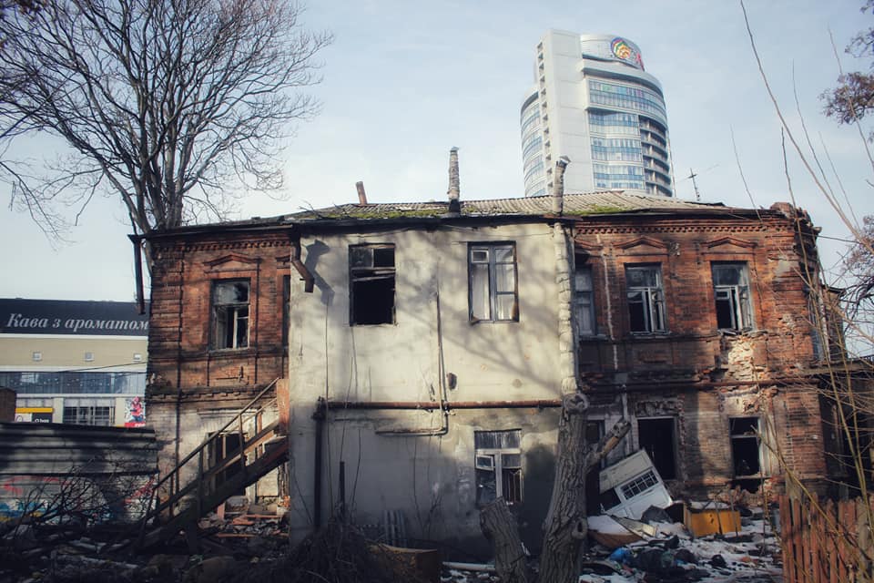 Разрушенное здание, а на фоне новострой/ фото: Ксения Пантюшкина
