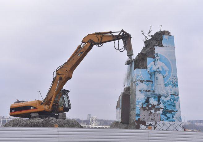 Осталось немного: на площади Запорожской сносят постамент Ленину (видео)