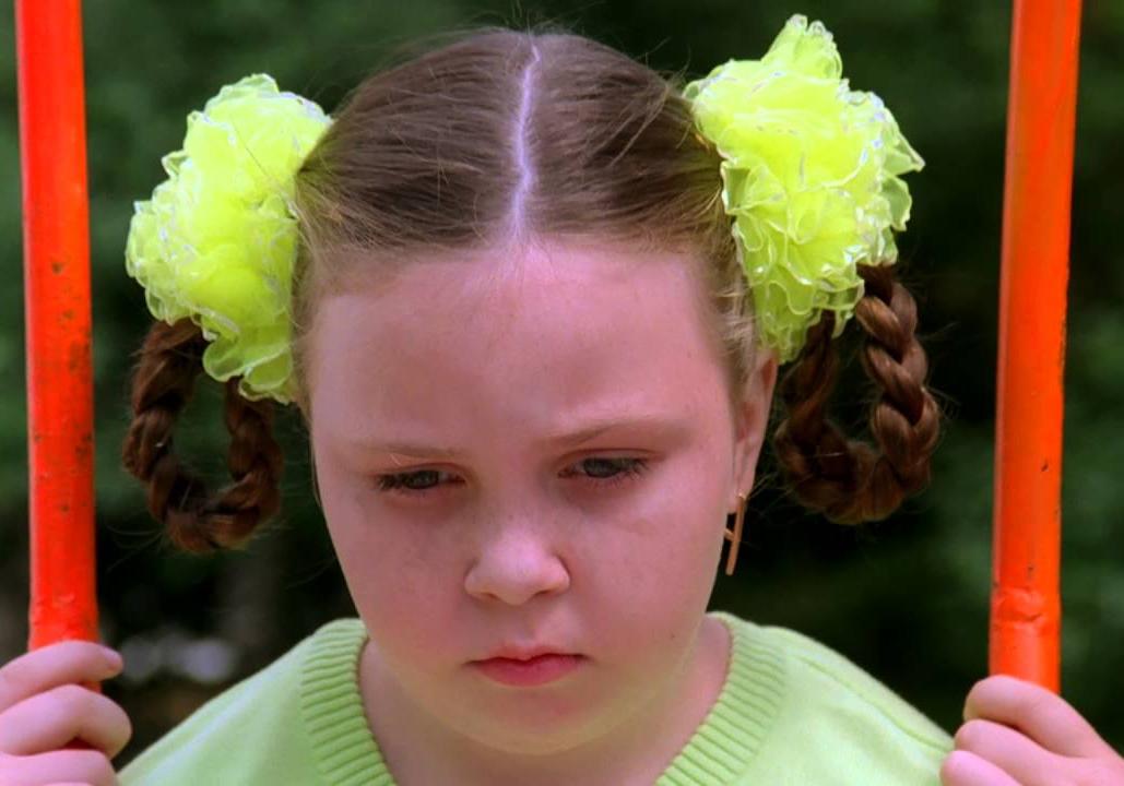 Не рассчитала габариты: на Отрадном девочка-подросток застряла на качелях