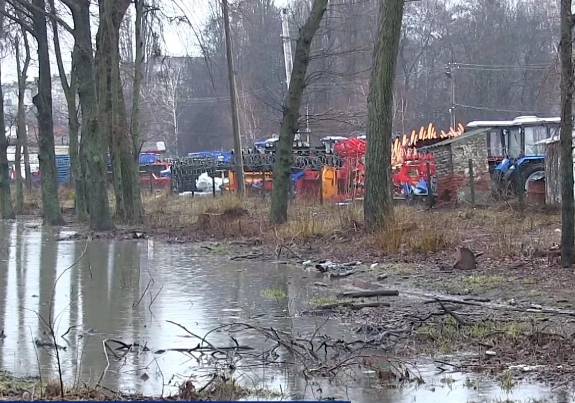 На Киевском шоссе сломался коллектор: под домами образовались озера из нечистот