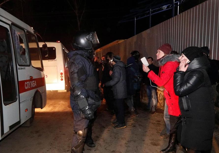 Осторожно, ненормативная лексика: в сети появилось видео, как автобусы с эвакуированными забрасывают камнями