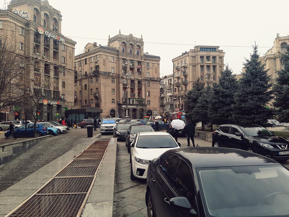 Нашли место: Майдан Незалежности массово заполонили автохамы