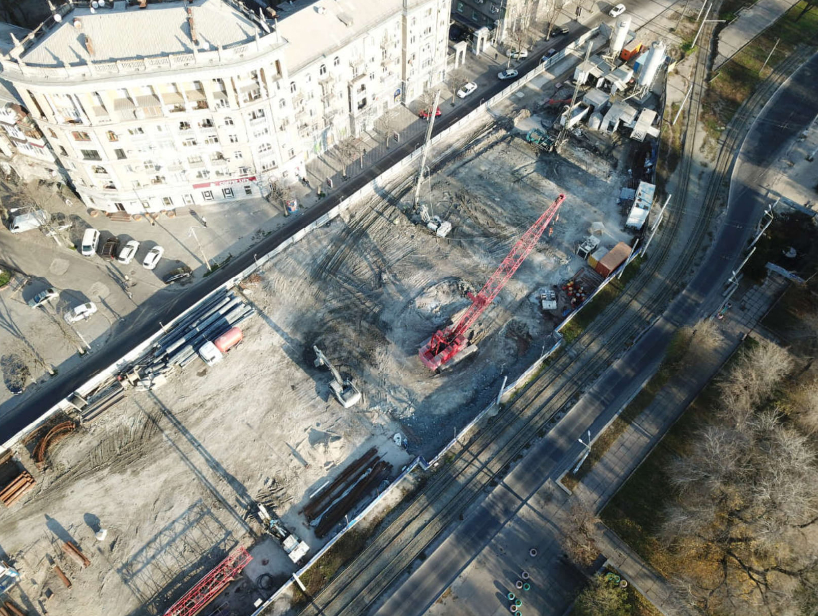 Трещина образовалась в нескольких десятках метров от строительной площадки/ фото: metro.dp.ua