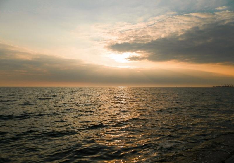 Подумай о вечном: полюбуйся закатом на Азовском море после сильного шторма (фото)