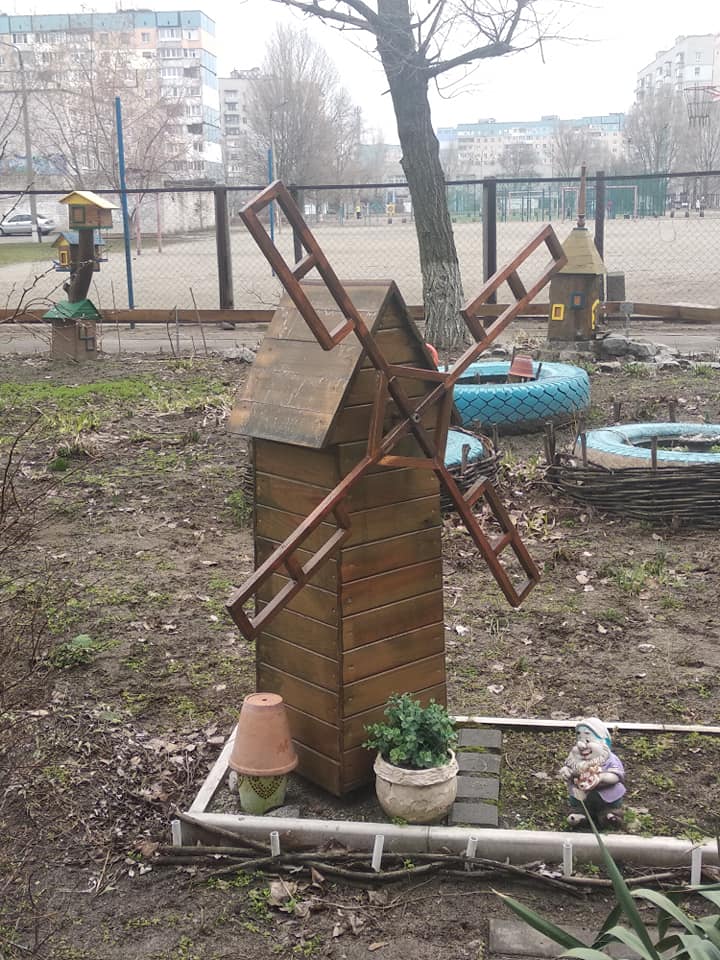 Мельница со своим гномом и забором/ фото: Сергей Молчанов