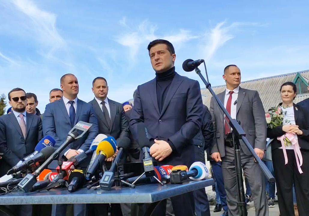 Побудьте немного в Украине: Зеленский встретился с эвакуированными в Новых Санжарах