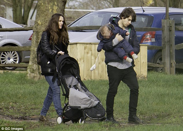 Папарацци сфотографировали Киру Найтли на семейной прогулке