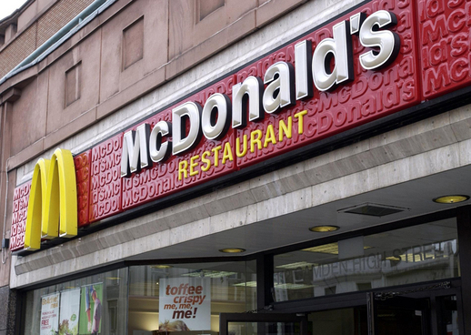 Макдональдс в Брикстоне критикуют за граффити