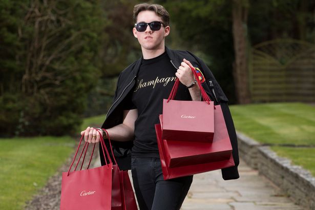 Британский подросток тратит тысячи фунтов на рестораны и шоппинг