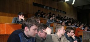 С экс-студентов государство требует тысячный долг  