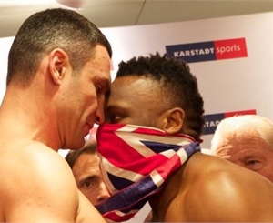 Виталий Кличко побеждает Дерека Чисору