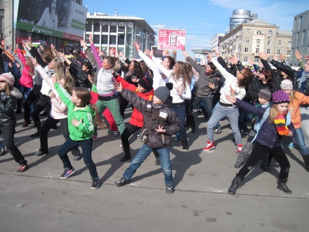Участники шоу представили свой танец в живую для днепропетровской публики. Фото с сайта vkontakte.ru 