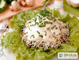 Салат мясной с сыром и яблоками