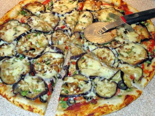 Сытный понедельник: ужинаем дома пиццей с баклажанами