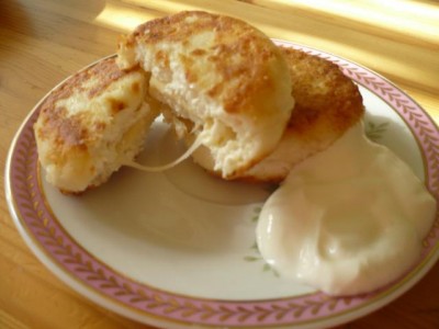 Молочный вторник: сырники фаршированные сыром