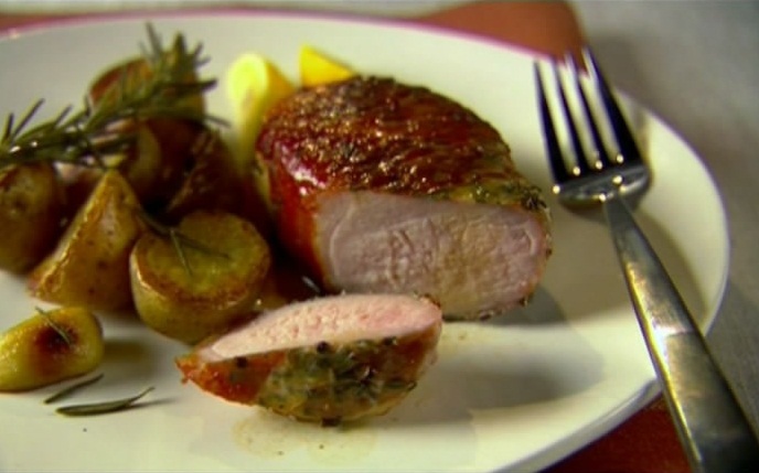 Аппетитная свинина в ветчине