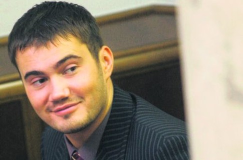 Янукович предложил штрафовать людей за брошенные мимо урны окурки