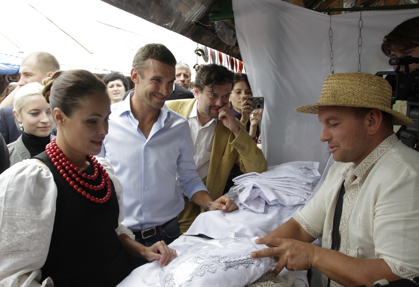 Королевская, Шевченко и Ступка на Сорочинской ярмарке помогали продавать продукцию национального производства