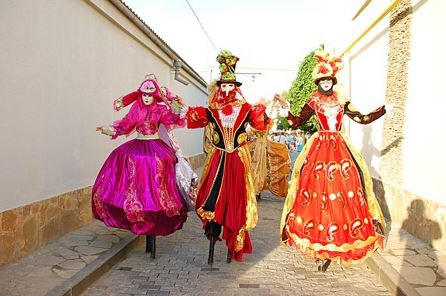 Живые статуи, великаны и огненные шоу: в Евпатории на День Конституции стартует масштабный фестиваль