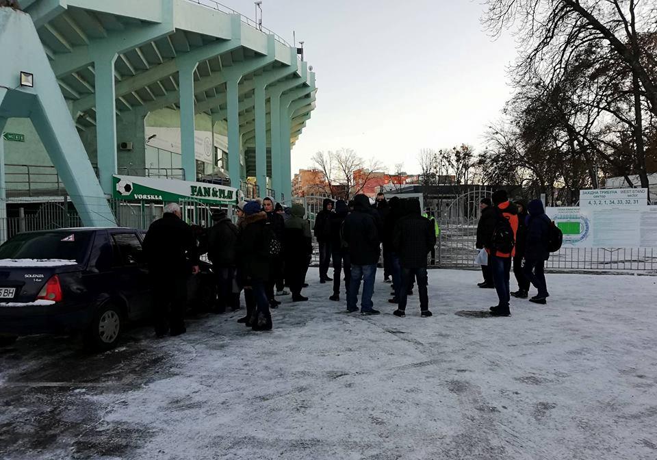 Полтавчане штурмуют кассу стадиона: хотят сдать билеты на матч 