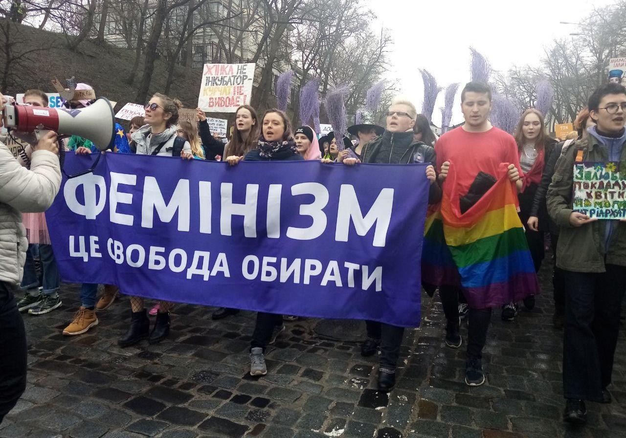 Как проходят марши на 8 марта в центре Киева: фото и видео