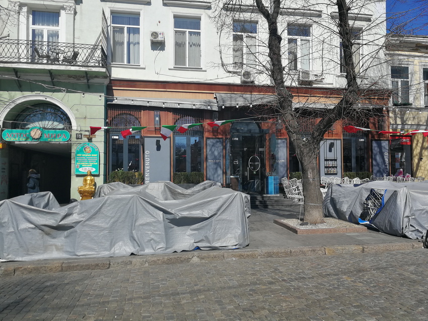 В Одессе начинают соблюдать карантин: некоторые рестораны и заведения закрылись