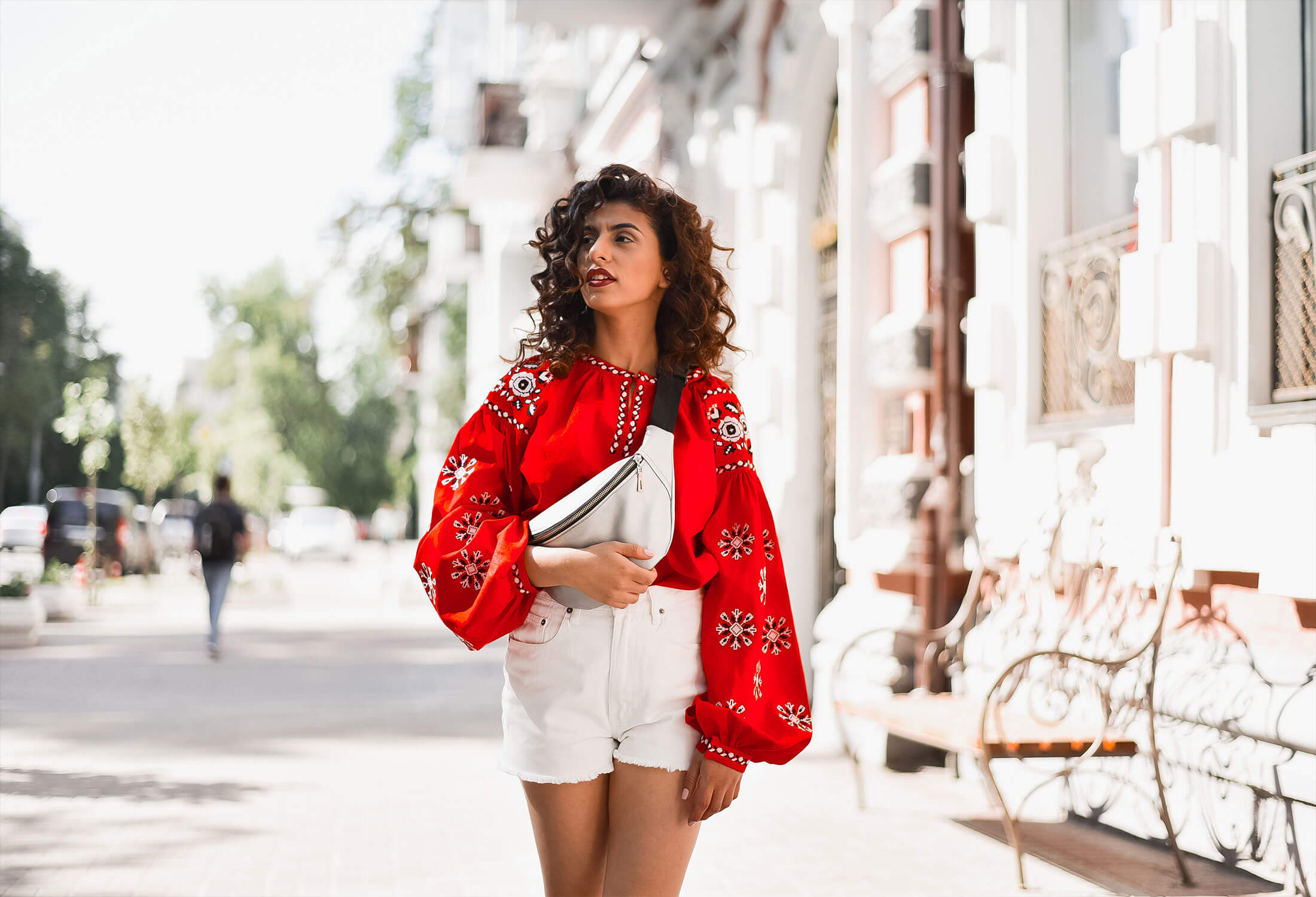 З ручною вишивкою, крайкою і коралями: де у Львові купити вишиванку