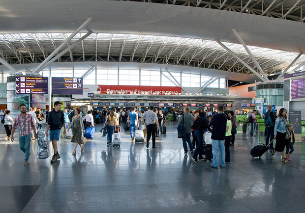 На отдых нельзя: в Украине закрывают все аэропорты фото
