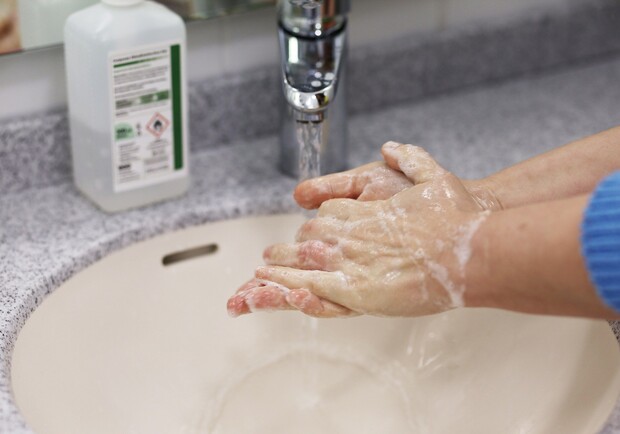 Мойте руки с мылом: в инфекционной больнице на Канатной отключат воду фото
