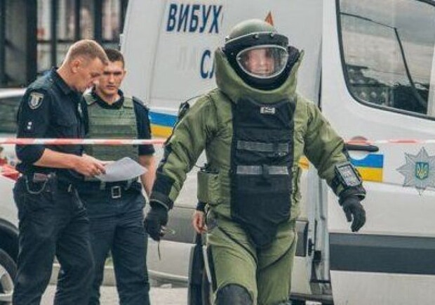 Правоохранители и взрывотехники: в центре Днепра нашли взрывчатку фото