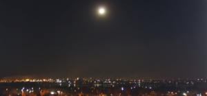 Над городом повисла огромная луна: смотри, как это было