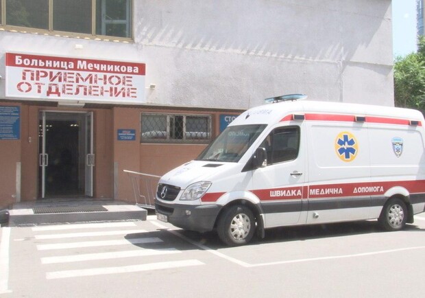 Спасали всю ночь: в Мечникова привезли пациенту с коронавирусом из Першотравенска фото