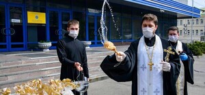 Готовятся: в Киеве освятили тысячи пасхальных куличей