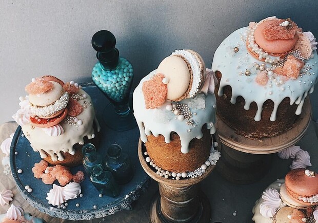 З макарунами чи солоною карамеллю: які незвичайні паски можна купити у Львові