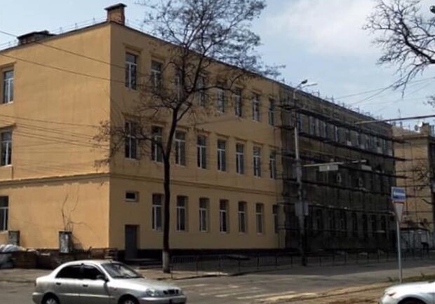 Варварство: на Пушкина пенопластом зашили фасад исторического здания фото