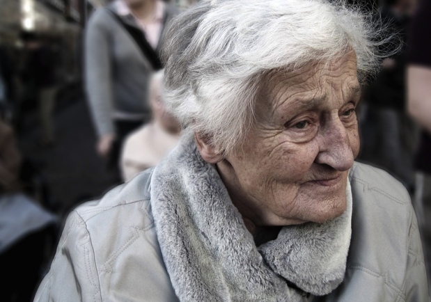 Неизвестные пытаются выселить старенькую бабушку: какая ситуация сейчас фото pixabay.com