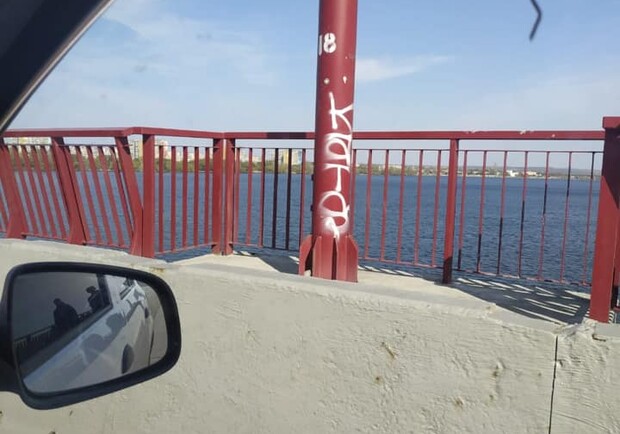 Новый мост изуродовали надписями: за опознание "художников" дадут 20 тысяч фото