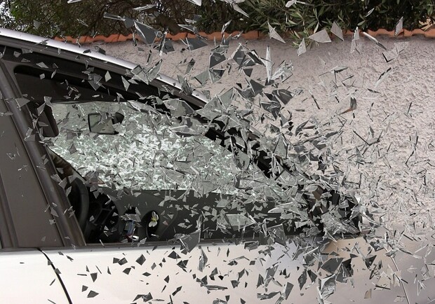 Приехали: на Калиновой авто влетело в столб и разбило витрину магазина  фото