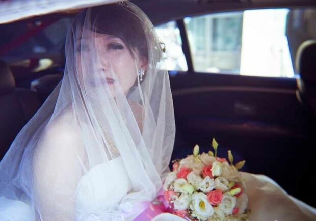 Невеста, слезы, ДТП: свадебный кортеж попал в аварию под Днепром фото