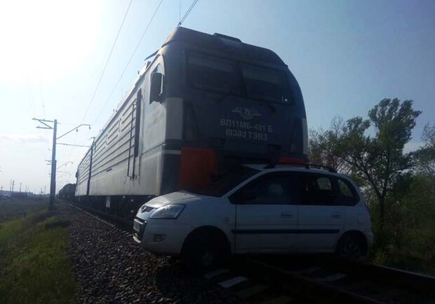 Жуть: под Днепром грузовой поезд протаранил легковушку фото