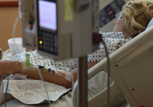 Потеряла двойню: в Мечникова борются за девушку с коронавирусом фото