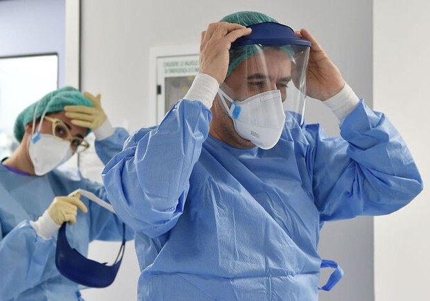 Получи ответ: сколько медиков в Днепропетровской области болеют коронавирусом фото