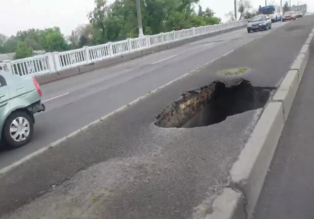 Будь внимателен: на Слобожанском проспекте обвалился асфальт (видео) фото