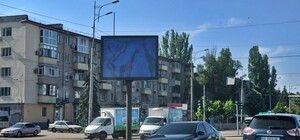 Забудь о безопасном вождении: на Слобожанском проспекте установили видеоборды (фото)