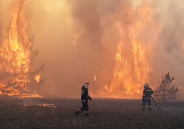 Как в сериале: днепровские пожарные показали крутое видео о пожарах в Чернобыле фото